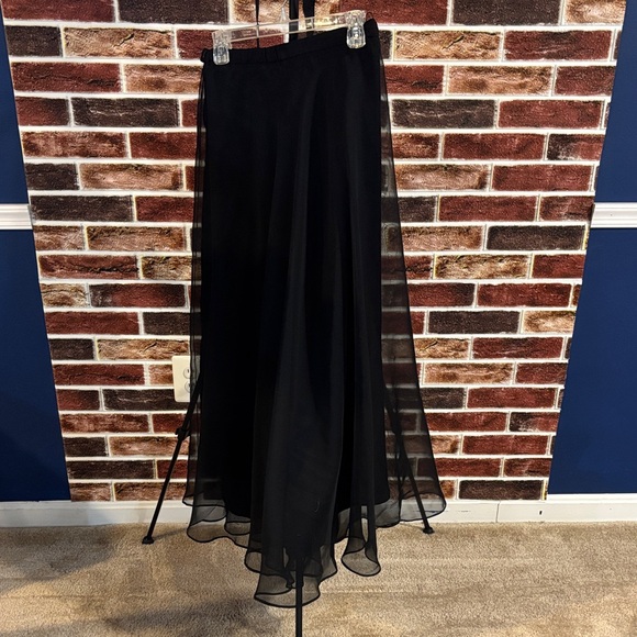 Chic Black Maxi Skirt - Picture 2 of 6